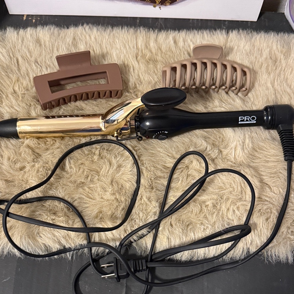 EUC Gold and Black Curling Iron only no hair clips